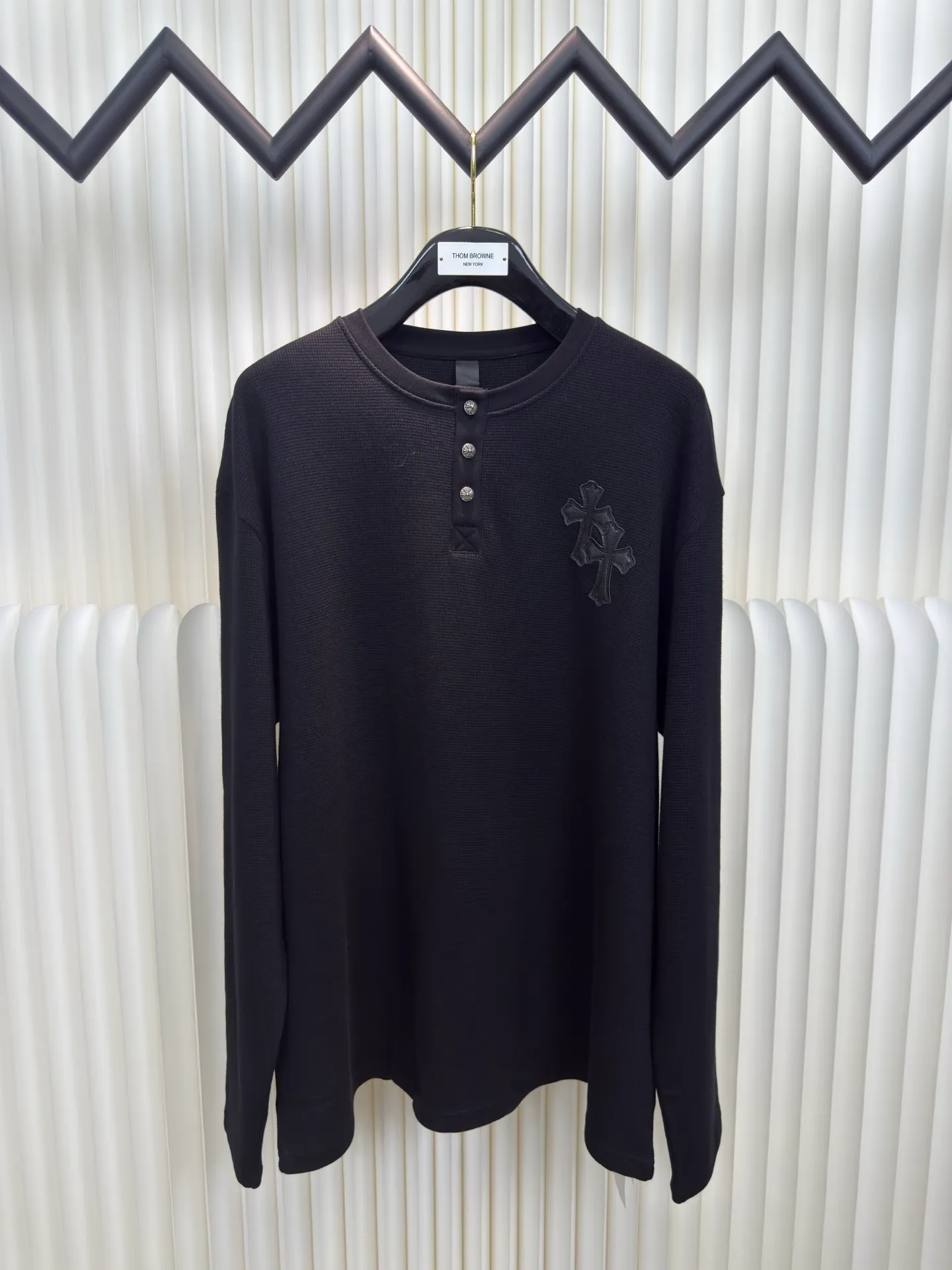 P400 Chrome Hear patchwork leather Henry collar waffle sweatshirt. The fabric is made of 350g cotton waffle double-layer material before washing (to distinguish low-weight, cut corners and non-pure cotton market products). The silver buckles and scrolls are made of antique bronze and real silver (the materials have reached 300+ quality in the market). The leather label is still made of genuine imported lambskin. The most important thing is the hand-sewn leather (the cost is high when it comes to handwork). A lot of effort has been put into the fabric, hardware and craftsmanship. The top quality in the market. The industry benchmark is only owned by a few people. Size S M L